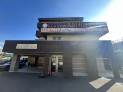 落ち着いた雰囲気の施設前