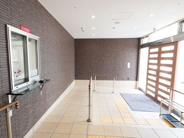 エントランスの明るい印象
