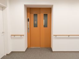 清潔感漂うエレベーター扉