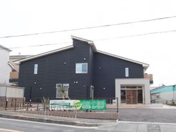 黒い外壁のモダンな建物