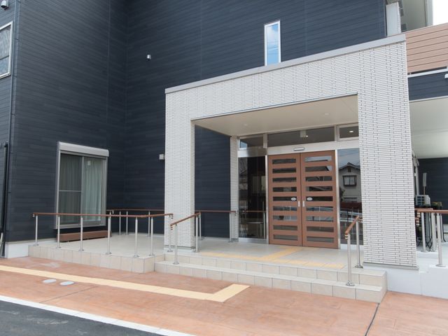 新築っぽい建物のエントランス エントランス バリアフリー設計が施された清潔感あるエントランスです。手すりが完備されており、安心してご利用いただけます。
