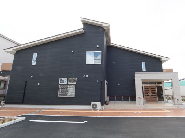 モダンな建物の外観 外観 新しい施設の外観は、洗練されたデザインが印象的です。明るく開放的なエントランスで、訪れる方を温かく迎え入れます。