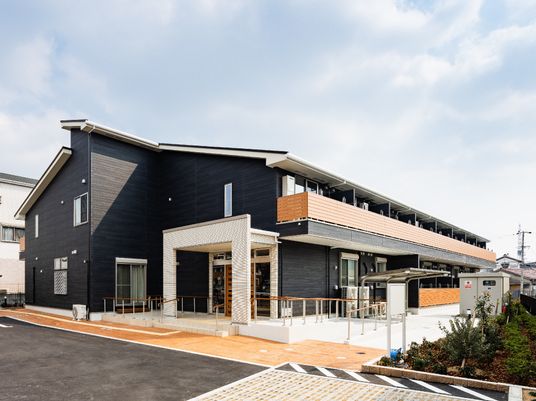 モダンな外観の建物