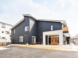 モダンな建物の正面入口