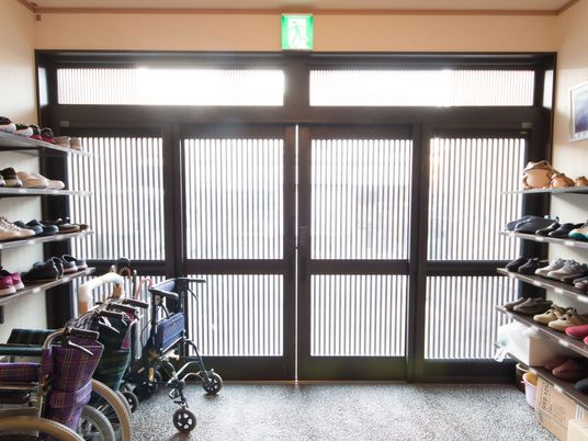 エントランスの靴棚と車椅子