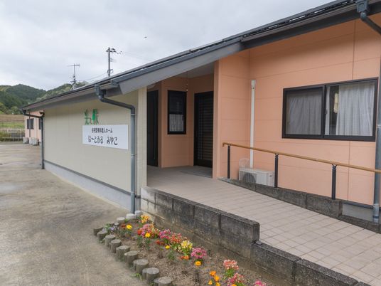 落ち着いた外観の建物
