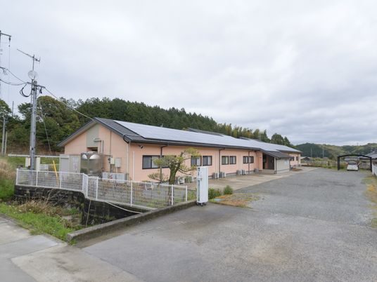広々とした施設の外観