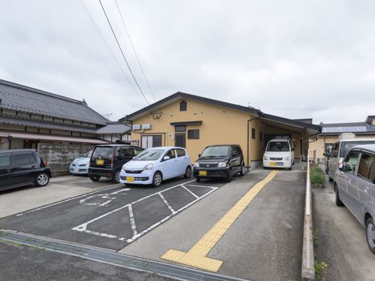 黄色の建物と駐車場