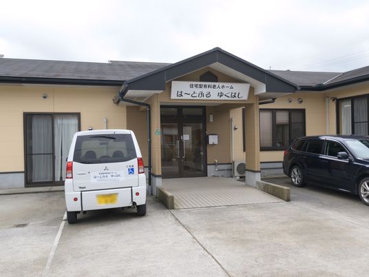 エントランスと駐車場