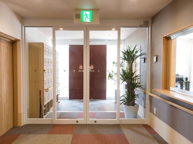 居心地の良いエントランス エントランス 快適なエントランスでお客様を迎え入れ、心地良い空間づくりに貢献しませんか？職場の第一印象を作る大切な場所です。