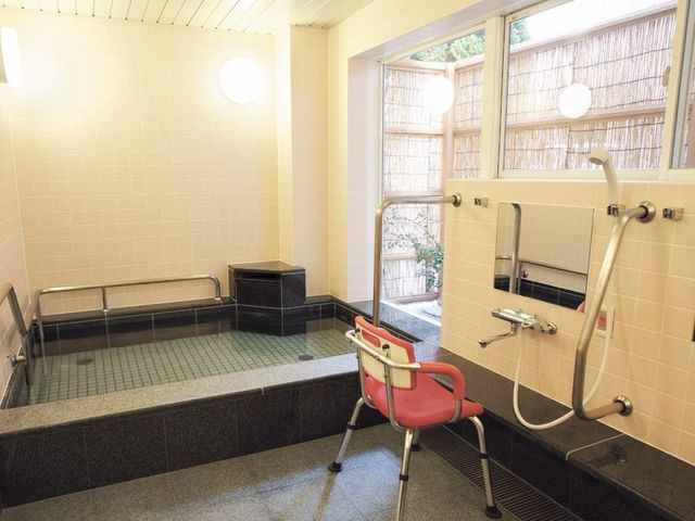 手すり付き浴室 浴室 ゆったりとした設計の浴室では、手すりや椅子を完備しており、心地よいバスタイムをサポートします。