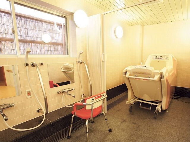 バリアフリー設計の浴室 機械浴 安全で使いやすい設計の浴室です。利用者の快適さを考えた手すりやシートが備わっており、安心してご利用いただけます。