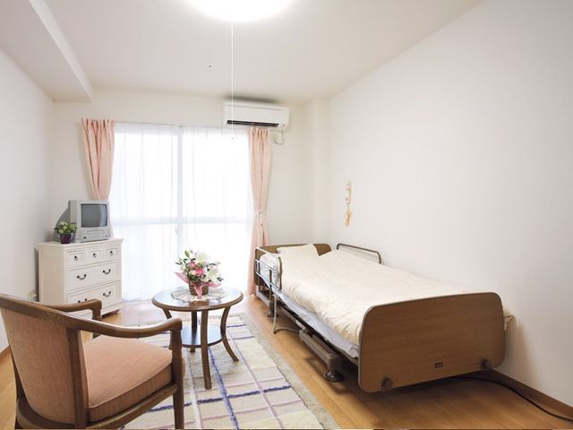清潔な個室の居室 居室 広々とした個室には、必要な家具が整っており、日の光がたっぷりと差し込む明るい空間です。ゆったりとお過ごしいただける落ち着いた環境が整っています。