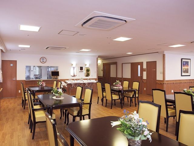 快適なダイニングルーム 食堂 ゆとりのあるダイニングルームでは、共に食事を楽しみながらコミュニケーションもはかれます。安らぎの時間をサポートする空間が広がっています。