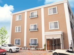 外観の建物とエントランス