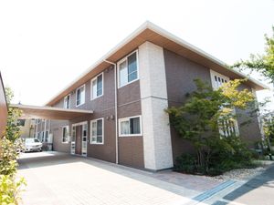 落ち着いた色合いの施設外観