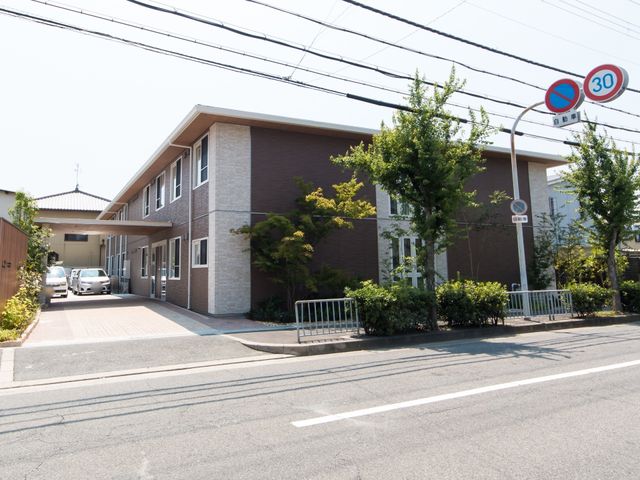 明るく広々とした外観の建物 外観 明るい外観の建物で、温かみのある環境でのお仕事をお探しの方に適しています。