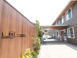 木目調外観の快適施設