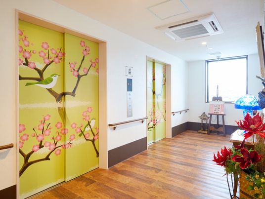 桜模様のエレベーター前