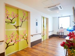 春めく廊下の壁画