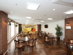 明るい食堂の様子