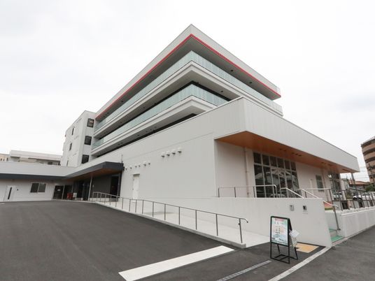 洗練されたデザインの建物外観