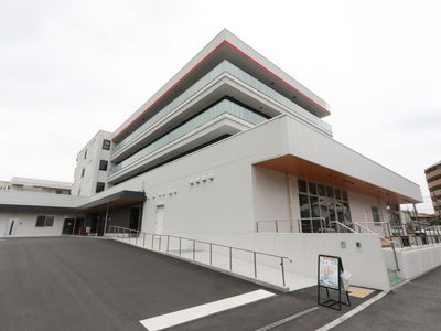 洗練されたデザインの建物外観
