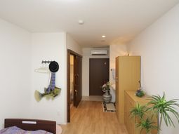 明るい居室の一角