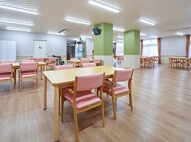広々とした明るい食堂