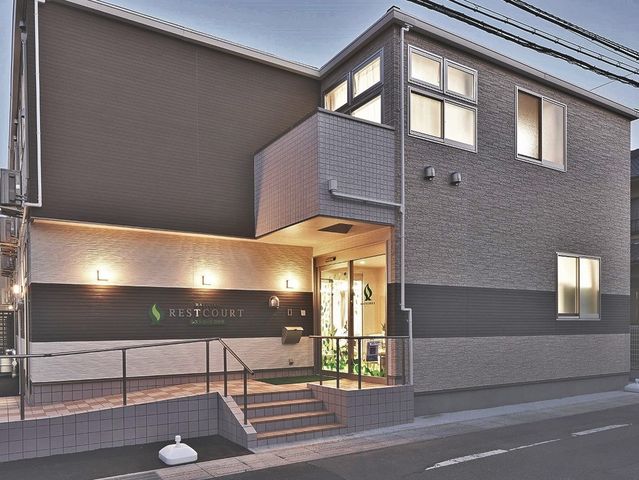 夕暮れ時の施設外観