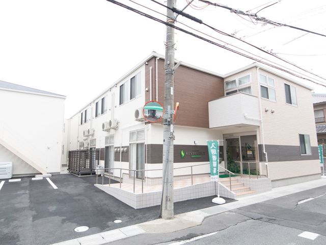 白と茶色の外観
