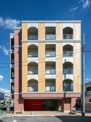 明るい外観の建物