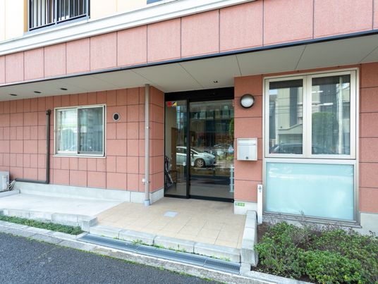 エントランスの明るい様子