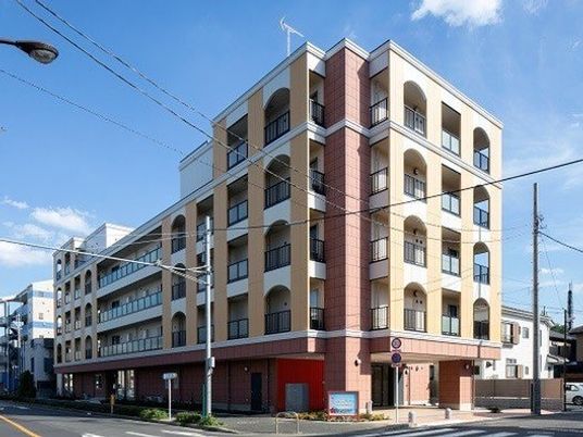 多階層のモダンな建物
