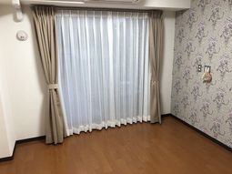 明るい壁紙の居室