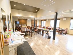 広々とした明るい食堂