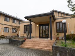 落ち着いた外観の建物