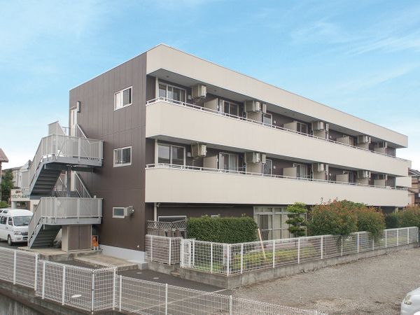 茶色の建物の外観