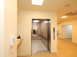 明るい廊下のエレベーター