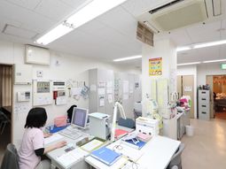 忙しげな事務スタッフ