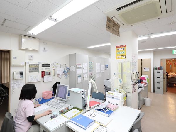 忙しげな事務スタッフ