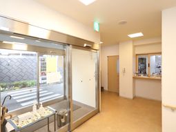 明るいエントランスの様子