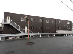 ダークブラウンの建物外観