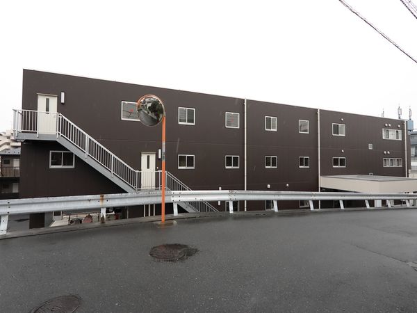 ダークブラウンの建物外観