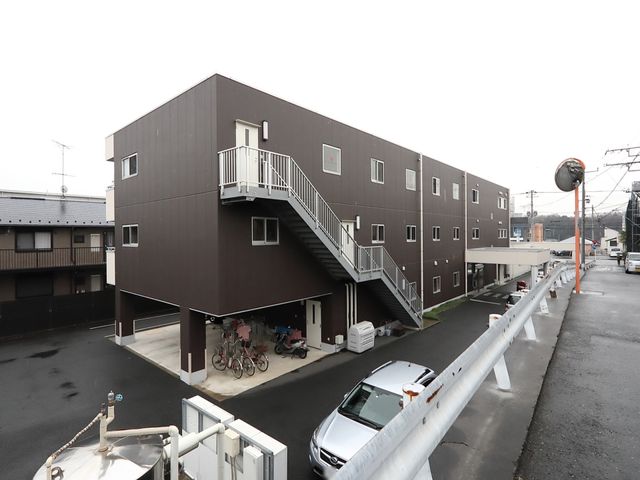茶色の建物の外観