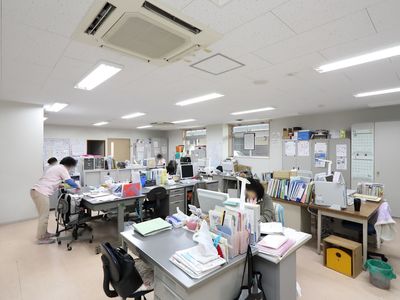 スタッフが働くオフィス風景