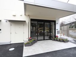 入り口に花が並ぶ施設