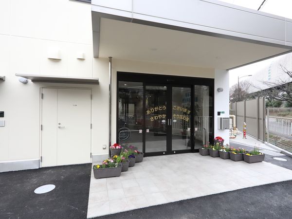 入り口に花が並ぶ施設