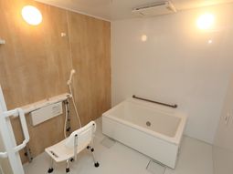 バリアフリーの浴室設備