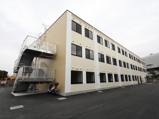 多階建ての外観 外観 落ち着いた色合いの外観で、広々とした快適な環境が整っています。階段も設置されており、非常時の安全確保も考慮されています。